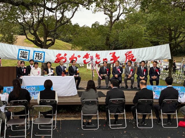 岡崎市の造形おかざきっ子展に助成を行いました。今年はのぼり旗をおくりました。