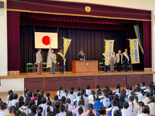 令和7年11月12日　岡崎市立岩津小学校において、あいさつ運動を実施しました。子供達にあいさつの大切さをわかってもらうための活動です。