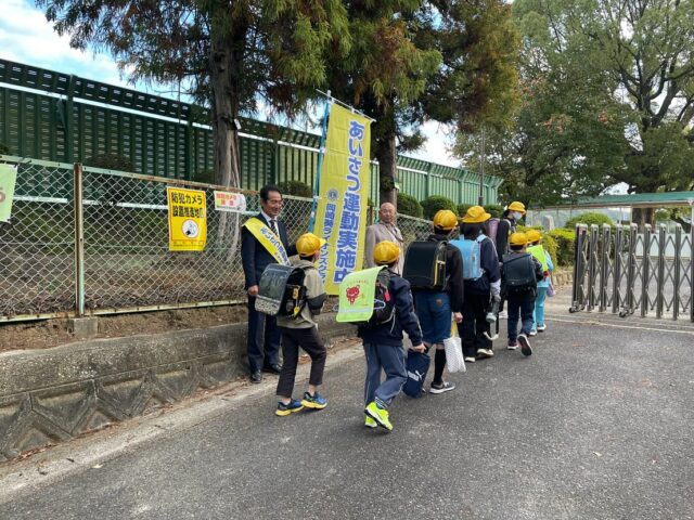 令和7年11月17日　岡崎市立細川小学校において、あいさつ運転を実施しました。