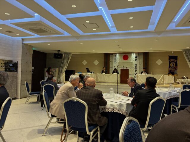 第1338回例会
11月28日(金) 12時30分〜13時45分
定例会場にて第1338回例会が開催されました。
今例会では、岡崎市へ岡崎市民駅伝の助成金の贈呈を行いました。
また助成金を贈呈するだけでなく、駅伝当日労力奉仕として、交通規制のお手伝いをさせていただきます。
その説明会も合わせて実施しました。