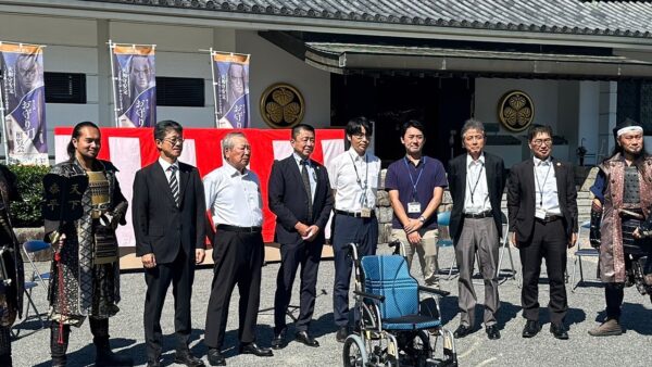 55周年記念事業　電動アシスト車いす贈呈